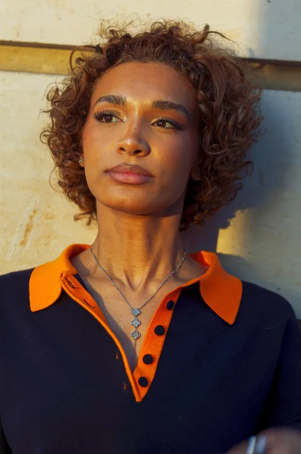 Modèle féminin posant lors d'un shooting en extérieur Île-de-France